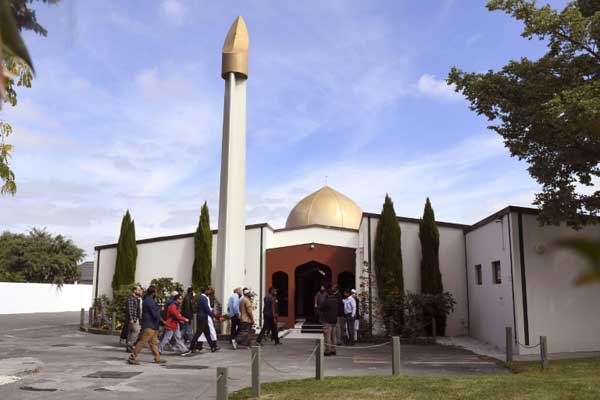 مصلّون يدخلون إلى مسجد النور في كرايست تشيرش في جنوب نيوزيلندا عند إعادة فتحه في 23 مارس 2019 بعد ثمانية أيام على المجزرة التي أودت بخمسين مصليًا