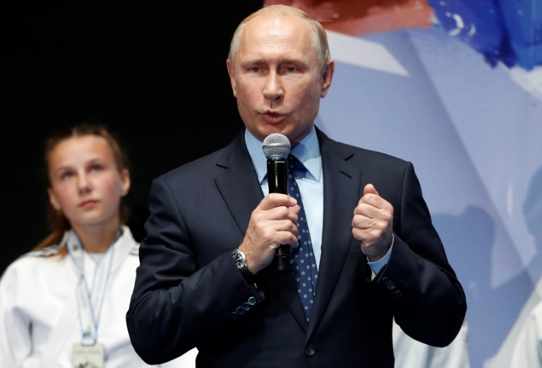 بوتين يوقع قوانين تحظر إهانة رموز الدولة والاخبار الكاذبة