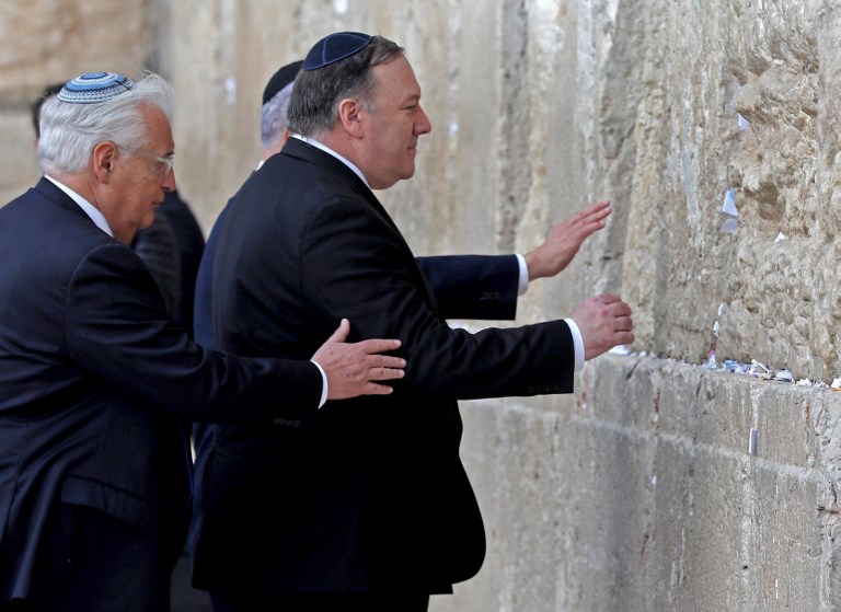 وزير الخارجية الأميركي امام حائط المبكى برفقة نتانياهو