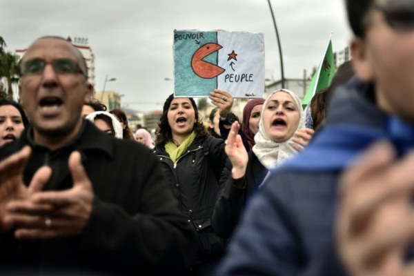 متظاهرون في مدينة بجاية شرق العاصمة الجزائرية للمطالبة برحيل الرئيس عبد العزيز بوتفليقة