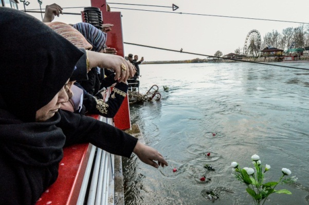 نساء عراقيات يرمين الزهور في نهر دجلة في 22 مارس 2019 بعد غرق العبارة 