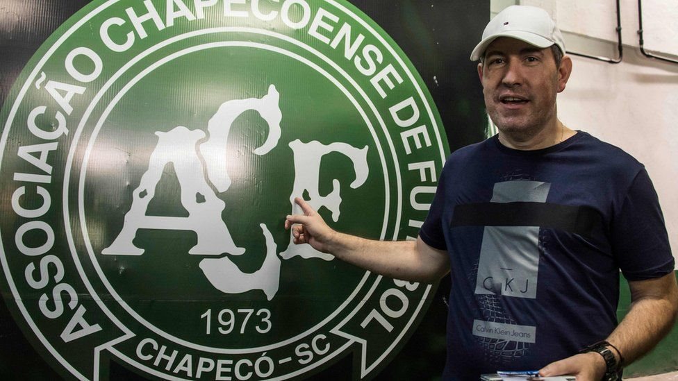 أحد الناجين من حادث تحطم طائرة فريق شابيكوينسي البرازيلي يموت بعد مباراة لكرة القدم