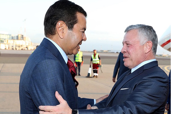 العاهل الأردني الملك عبد الله الثاني لدى وصوله الى مطار الدار البيضاء حيث وجد في استقباله الامير مولاي رشيد شقيق الملك محمد السادس (بترا) 