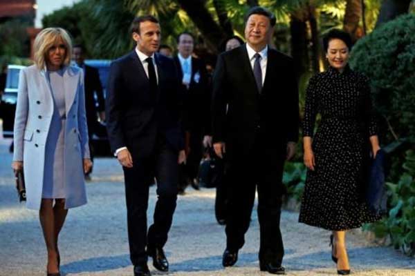 الرئيس الفرنسي إيمانويل ماكرون (الثاني من اليسار) وزوجته بريجيت (يسار) يستقبلان الرئيس الصيني شي جينبينغ (الثاني من اليمين) وزوجته بينغ ليوان لدى وصولهما إلى فيلا كيريلوس في بوليو سور مير قرب نيس على ساحل الكوت دازور في جنوب فرنسا في 24 مارس 2019