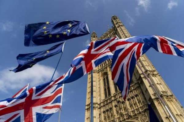 أعلام بريطانيا والاتحاد الأوروبي أمام مقر مجلس النواب البريطاني في 28 مارس 2019