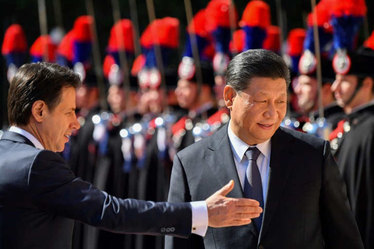 رئيس الحكومة الإيطالية جوزيبي كونتي والرئيس الصيني شي جينبينغ خلال استقبال شي إلى فيلا ماداما في روما في 23 آذار/مارس 2019