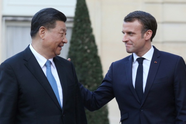 الرئيس الفرنسي إيمانويل ماكرون (يمين) مستقبلا نظيره الصيني في الإليزيه