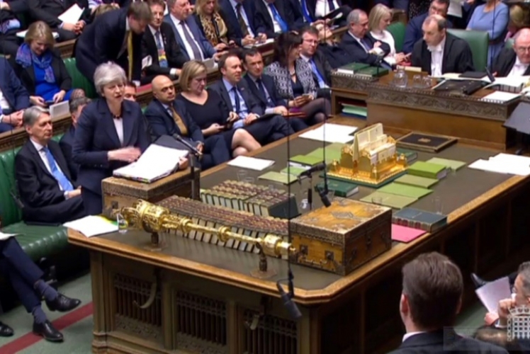 رئيسة وزراء بريطانيا تيريزا ماي متحدثة في البرلمان في 27 مارس 2019
