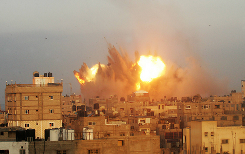 إسرائيل تقصف مواقع لحماس في غزة ردًا على القاء عبوات ناسفة
