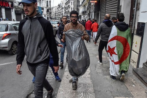 متطوعون يتبعون المتظاهرين لتنظيف الشوارع في احتجاجات الجزائر