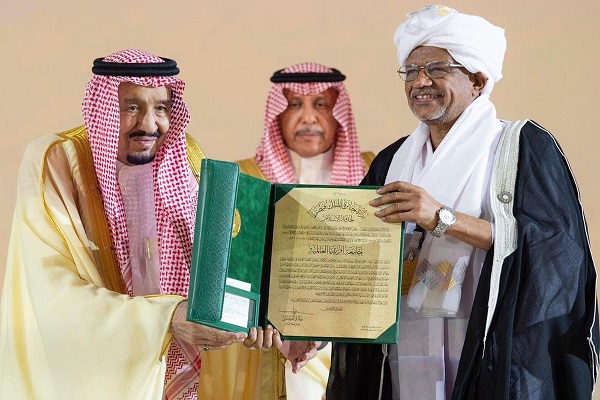 الملك سلمان بن عبد العزيز يسلم الفائزين جائزة الملك فيصل العالمية