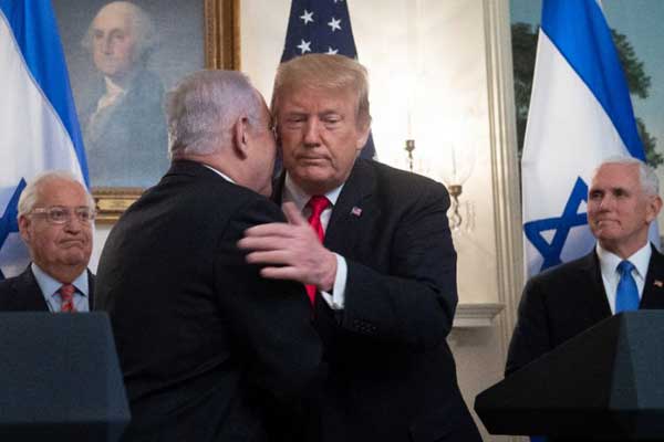 نتنياهو يطبع قبلة على خد ترمب بعد قرار أميركي بالاعتراف بسيادة إسرائيل على الجولان