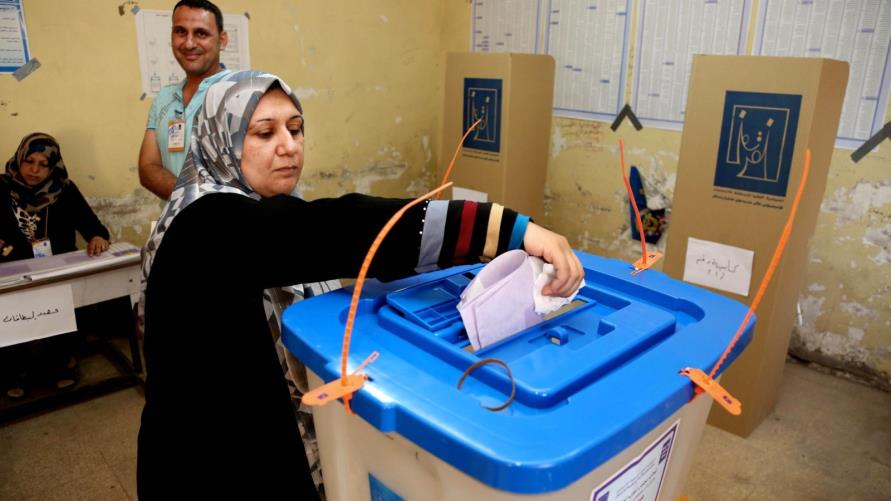 عراقية تدلي بصوتها في الإنتخابات