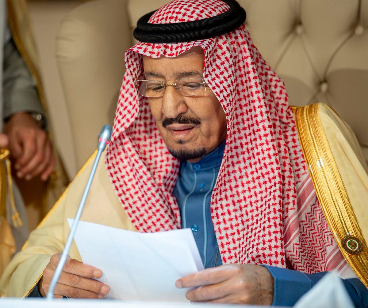 العاهل السعودي ملقيا كلمته أمام الزعماء والقادة العرب