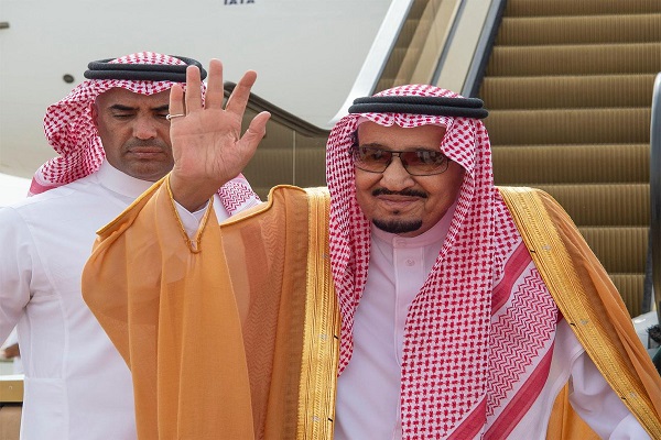العاهل السعودي الملك سلمان بن عبد العزيز خلال مغادرته البحرين