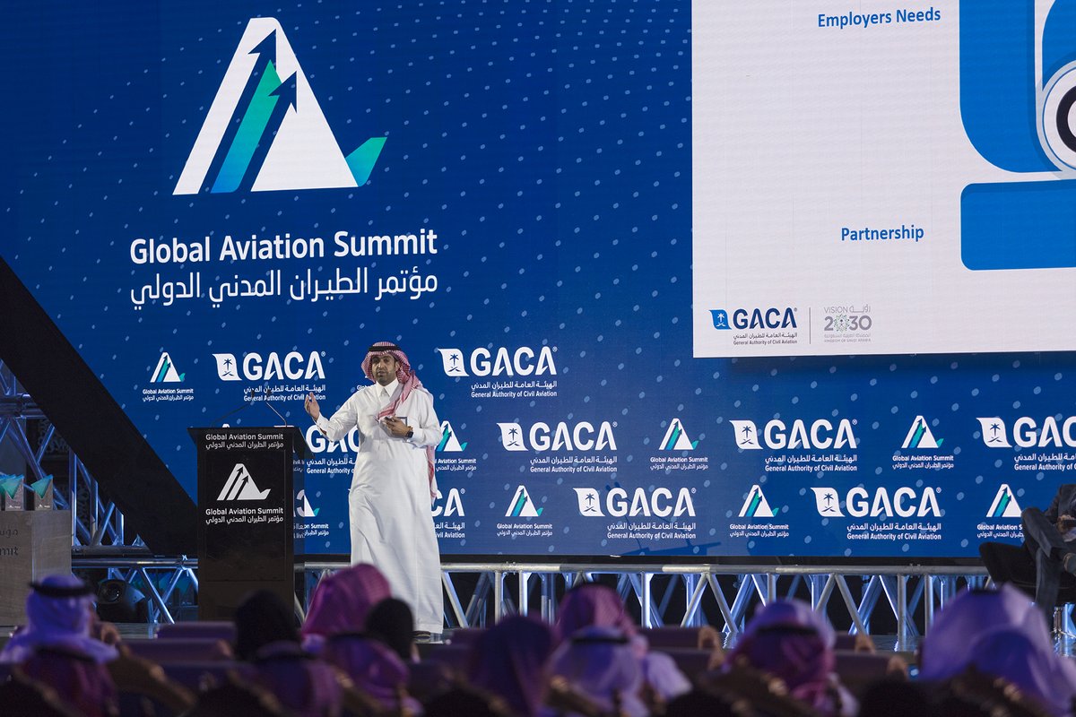 فهد الحربي رئيس الأكاديمية السعودية للطيران المدني خلال حديثه في مؤتمر الطيران المدني الدولي