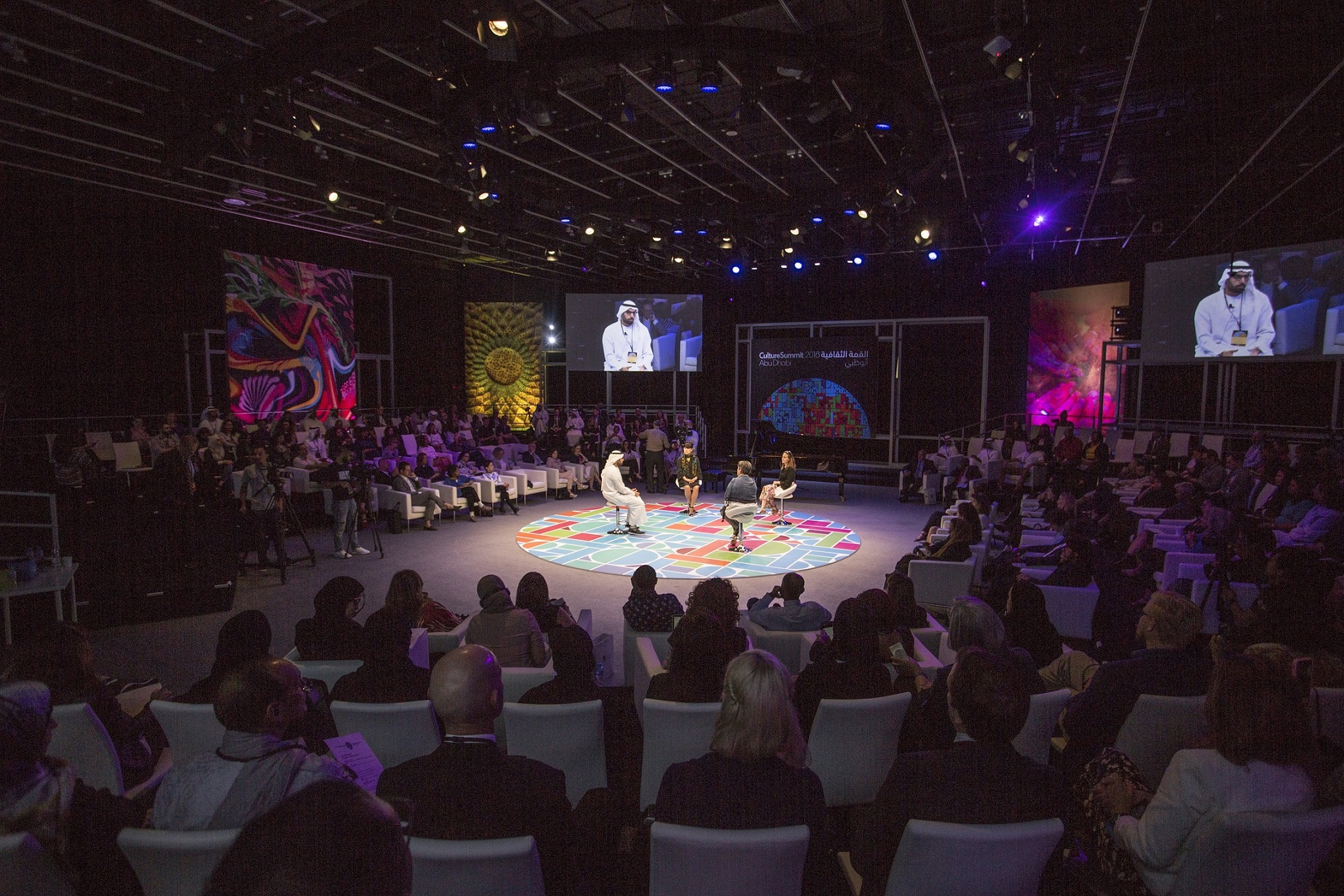 محمد خليفة المبارك رئيس دائرة الثقافة والسياحة - أبوظبي خلال إحدى جلسات القمة العام الماضي