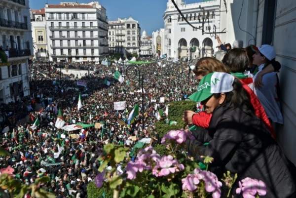 جزائريون يتابعون من على شرفتهم التظاهرات في العاصمة في 29 مارس 2019