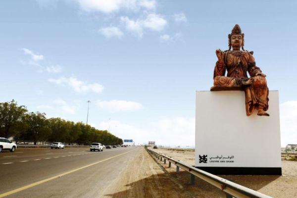 مجسم تمثال بوذا على الطريق بين دبي وأبوظبي