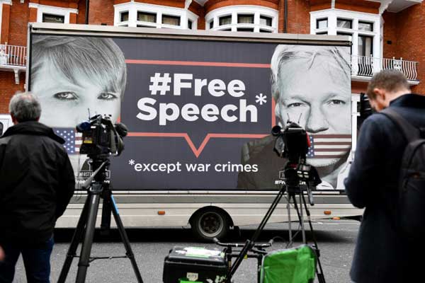 لافتة مدافعة عن مؤسس موقع ويكيليكس جوليان أسانج مقابل سفارة الإكوادور في لندن بتاريخ 5 أبريل 2019