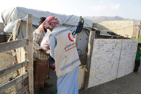 الإمارات تقدم 80 طنا من المساعدات الغذائية إلى اليمن
