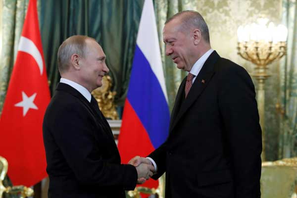 الرئيس الروسي فلاديمير بوتين يصافح نظيره التركي رجب طيب أردوغان قبيل عقد لقاء في الكرملين في موسكو في 8 إبريل 2019