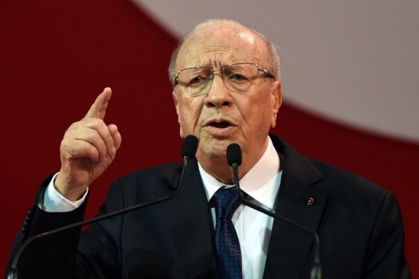 الرئيس التونسي يستبعد نفسه وابنه من الترشح إلى الرئاسة