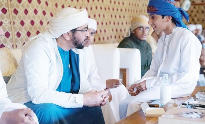 الشيخ حمدان بن زايد يتحدث مع أحد ابناء شهداء الإمارات لدى زيارته لهم في مخيم بالرباط امس السبت