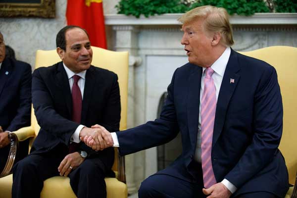 مصافحة بين الرئيس الأميركي دونالد ترمب ونظيره المصري عبدالفتاح السيسي