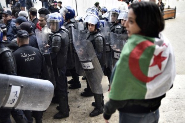 جزائرية خلال تظاهرة في وسط العاصمة