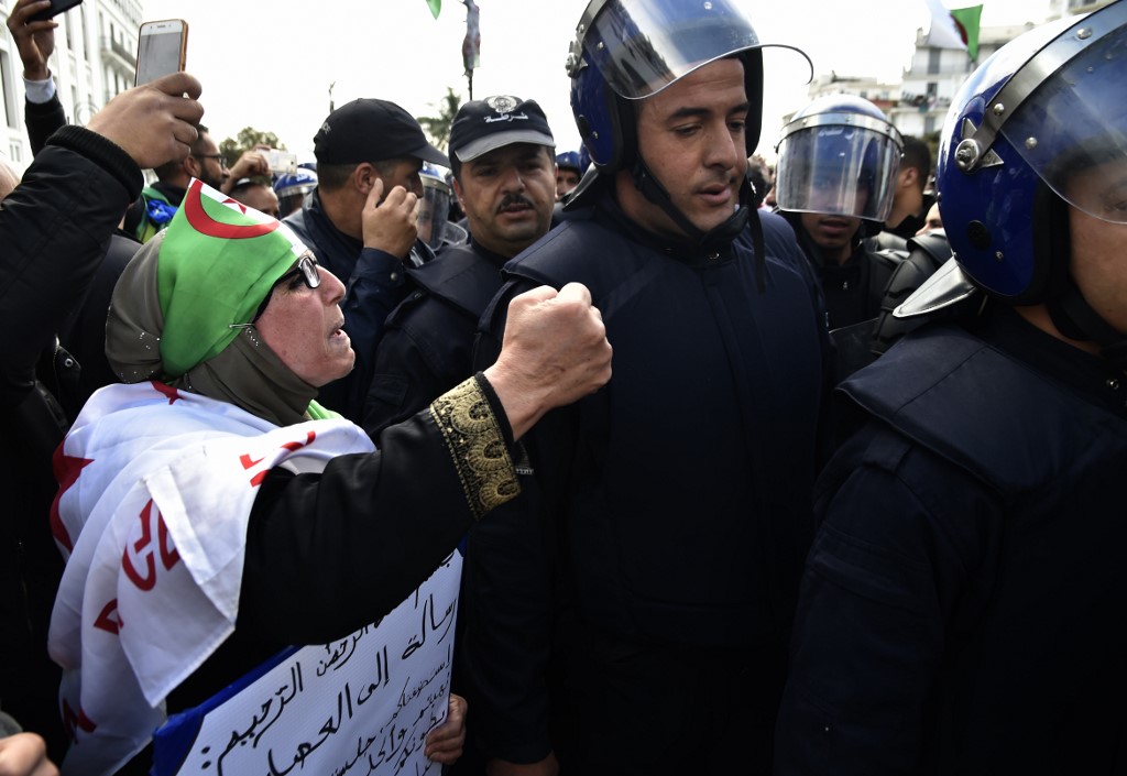 الجزائريون إلى الشوارع مجددا: بن صالح إرحل!
