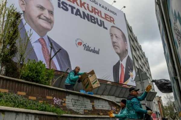 لوحة إعلانية تحمل صورة الرئيس التركي رجب طيب إردوغان ومرشحه لرئاسة بلدية إسطنبول بن علي يلديريم في إسطنبول بتاريخ 2 أبريل 2019