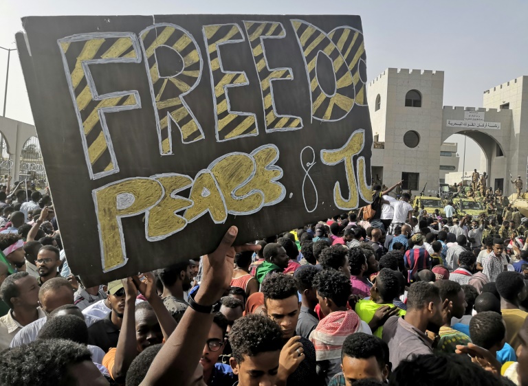 متظاهرون سودانيون أمام مقر قيادة الجيش في الخرطوم في 11 ابريل 2019.