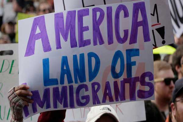 محتجون على سياسة ترمب تجاه المهاجرين غير الشرعيين