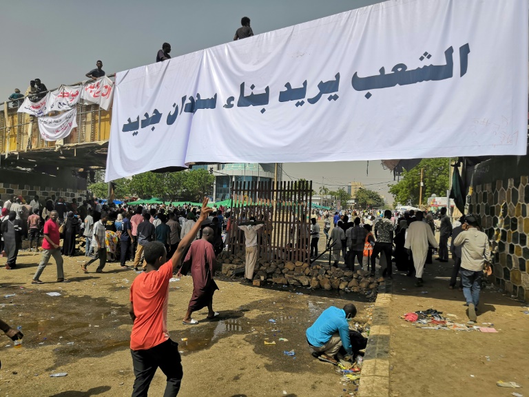 المتظاهرون السودانيون خارج مقر القيادة العامة للجيش في الخرطوم بتاريخ 10 نيسان/ابريل 2019