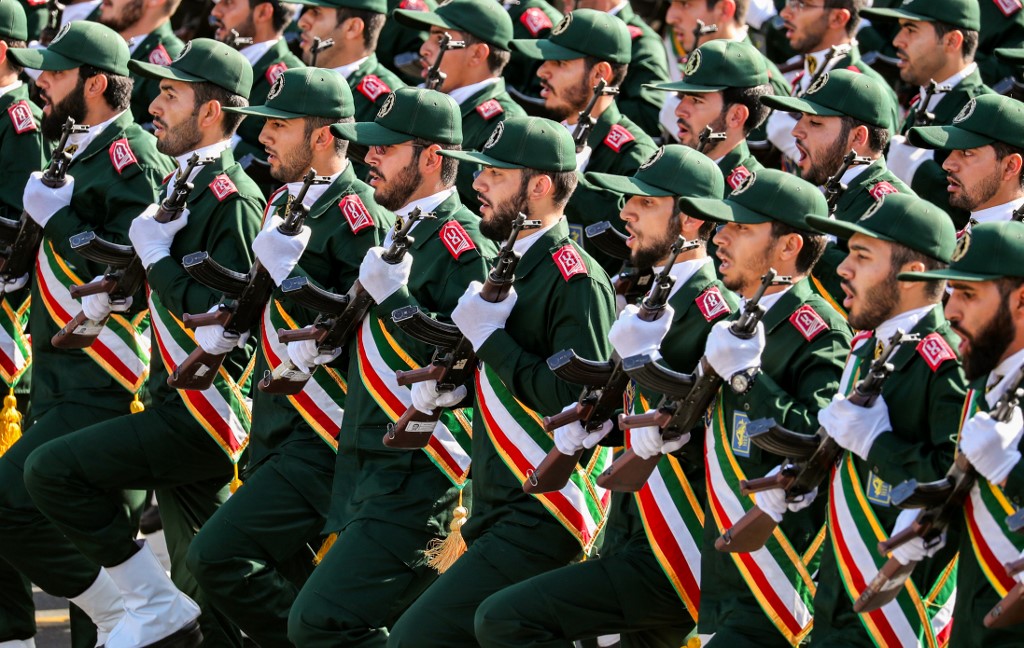 عناصر من الحرس الثوري الإيراني خلال عرض عسكري في طهران 