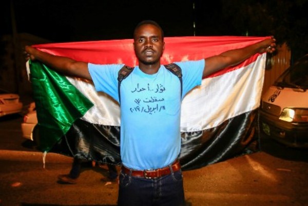 متظاهر سوداني ضد استلام الجيش السلطة