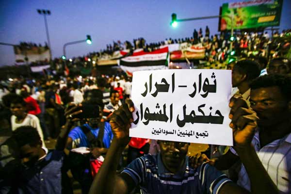 متظاهرون أمام مقر القيادة العامة للجيش في الخرطوم في 12 أبريل 2019