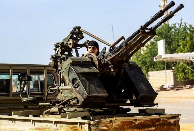 مقاتل من قوات حكومة الوفاق الوطني في ضاحية طرابلس في 10 نيسان/ابريل 2019