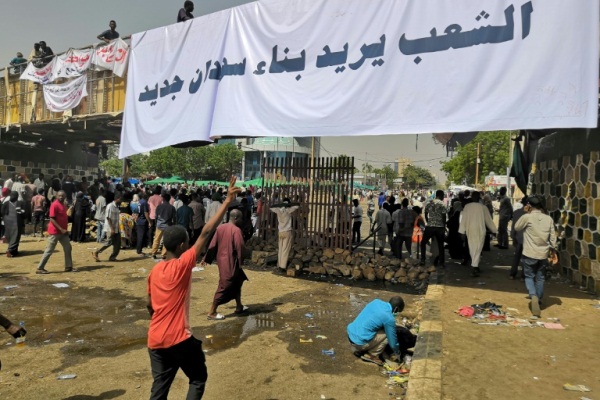 المتظاهرون السودانيون خارج مقر القيادة العامة للجيش في الخرطوم