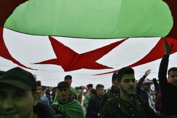 متظاهرون ضد السلطة في الجزائر العاصمة في الخامس من أبريل 2019
