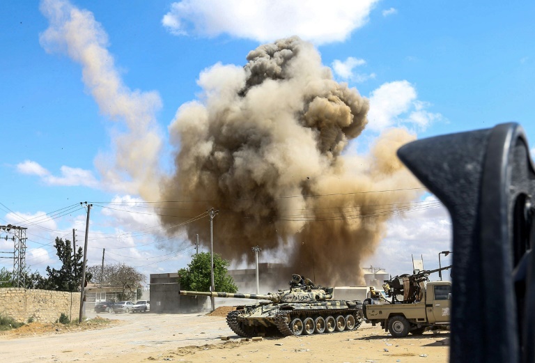 سحابة من الدخان وراء دبابات قوات حكومة الوفاق الليبية في محيط وادي الربيع في 12 نيسان/ابريل 2019