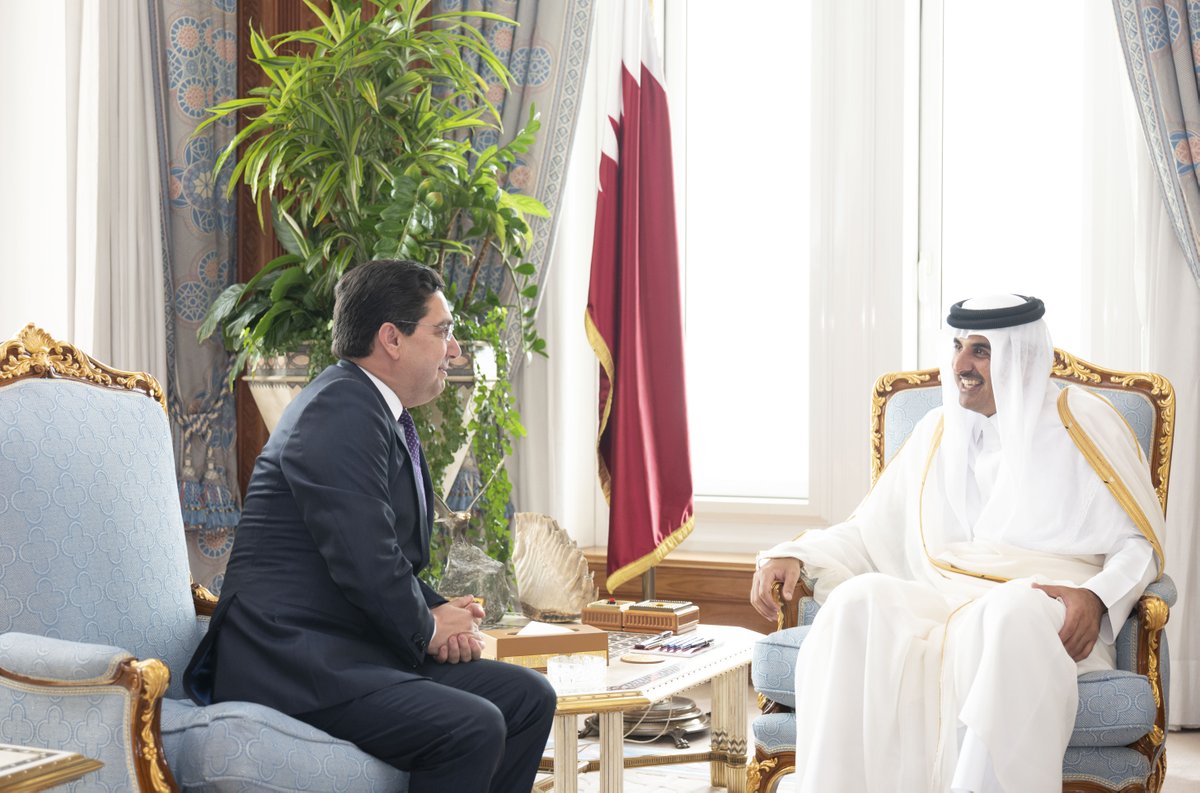أمير قطر مستقبلا وزير خارجية المغرب