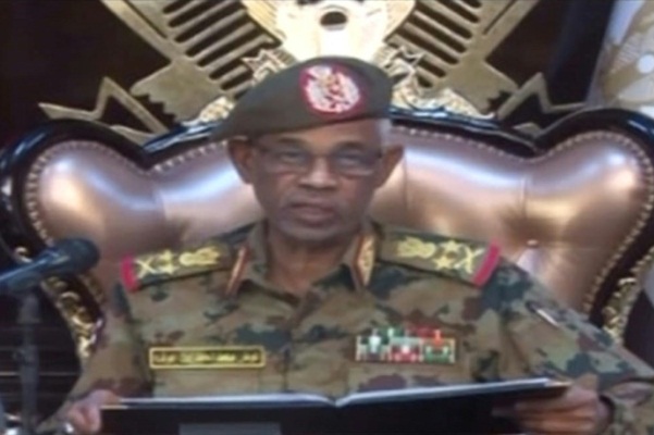 لقطة مأخوذة عن الشاشة لوزير الدفاع السوداني أحمد بن عوف خلال إعلانه الإطاحة بالرئيس عمر البشير
