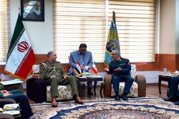 رئيسا الأركان العراقي الغانمي ونظيره الإيراني باقري خلال اجتماعهما في طهران
