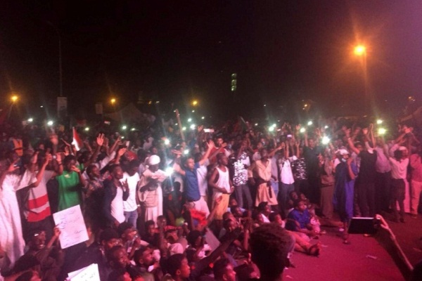 متظاهرون سودانيون أمام مقر الجيش في الخرطوم ليل الثلاثاء الاربعاء 10 أبريل 2019