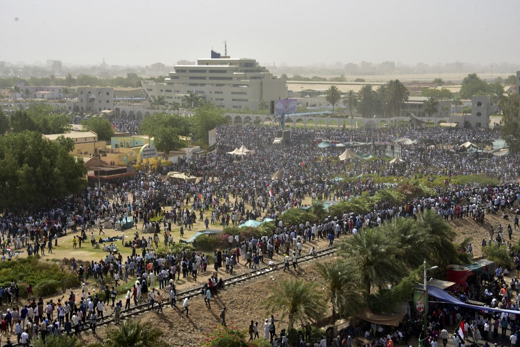 ألوف السودانيون يرابطون في الشوارع بعد تفطنهم لـ