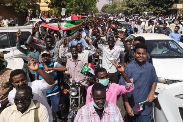 السودانيون يترقبون بيان الجيش