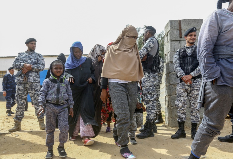 مهاجرون يتوجّهون للقاء الأمين العام للأمم المتحدة أنطونيو غوتيريش خلال زيارته مركز احتجاز عين زارة للمهاجرين في طرابلس في 4 نيسان/أبريل 2019.