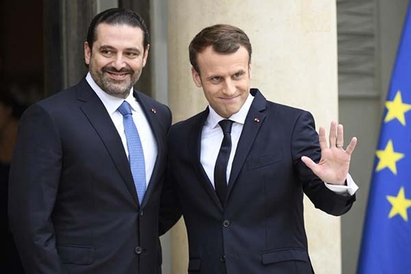 الرئيس الفرنسي إيمانويل ماكرون (يمين) ورئيس الحكومة اللبنانية سعد الحريري